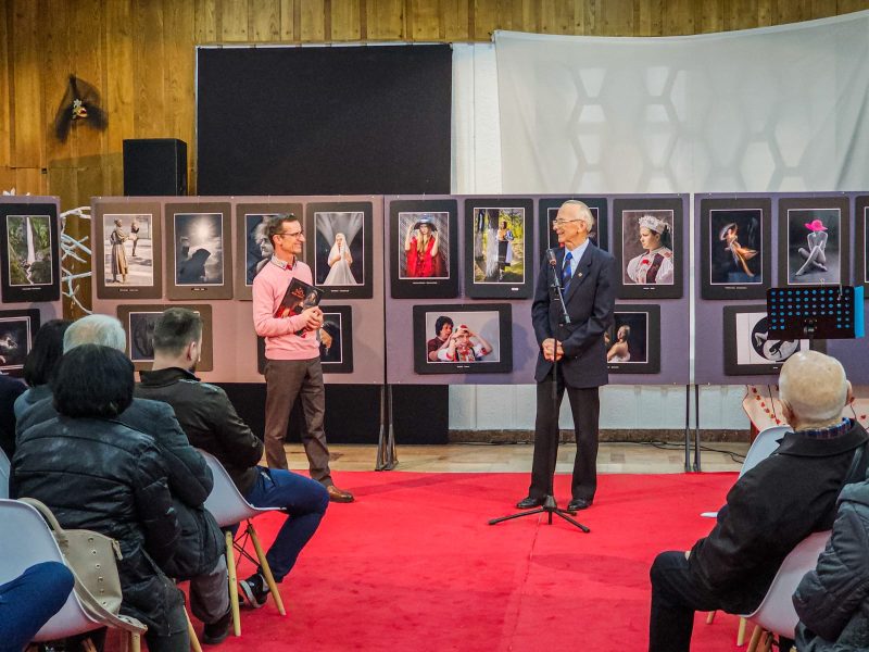Enigmatice forme și chipuri feminine în legendara expoziție de artă ”Femeia, eterna poveste” de la Petroșani