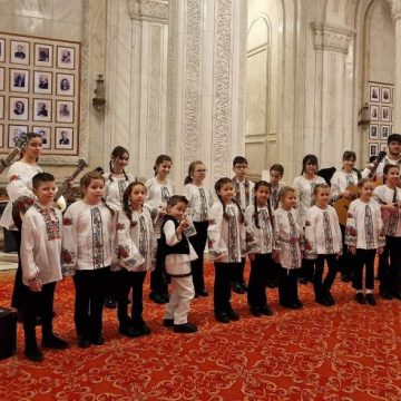 Ziua Națională a României sărbătorită cu poezie și „Glasuri de argint” la Caffe Luna Vulcan