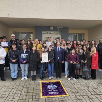 Zeci de tineri din Uricani au primit insigna de membri ai noului Leo Club Retezat Uricani