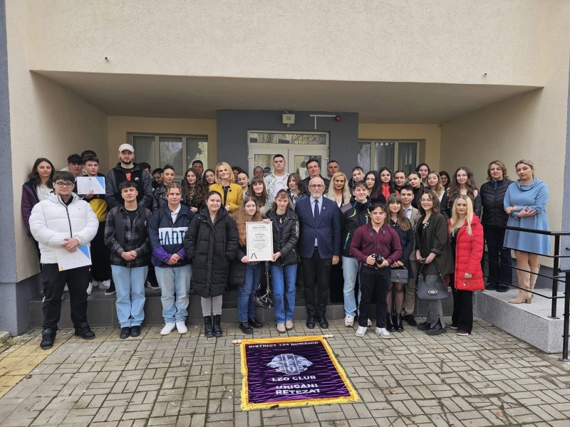Zeci de tineri din Uricani au primit insigna de membri ai noului Leo Club Retezat Uricani