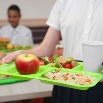 ”Masă sănătoasă” în fiecare zi din 2024 pentru elevii Școlii gimnaziale nr. 3 Lupeni