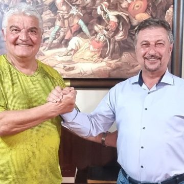 Legendele fotbalului românesc, Mircea Lucescu și Ioan Andone, dau startul meciului oficial Corvinul Hunedoara – CFR Cluj