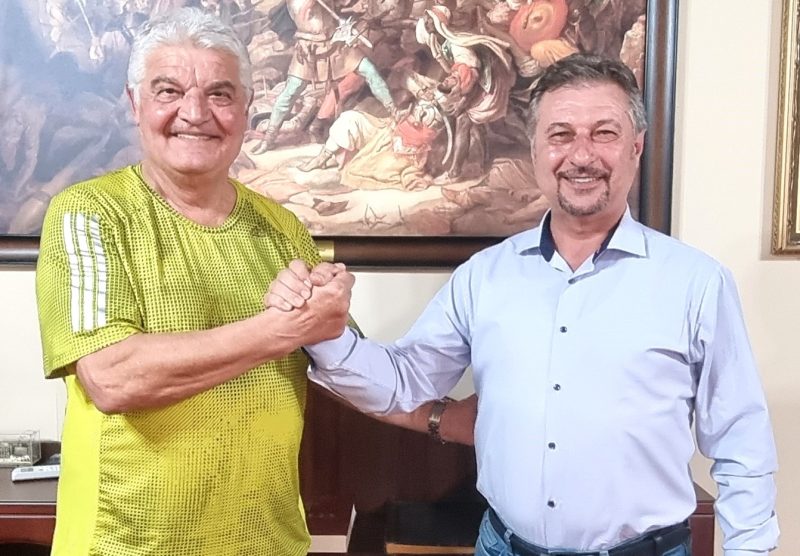 Legendele fotbalului românesc, Mircea Lucescu și Ioan Andone, dau startul meciului oficial Corvinul Hunedoara – CFR Cluj
