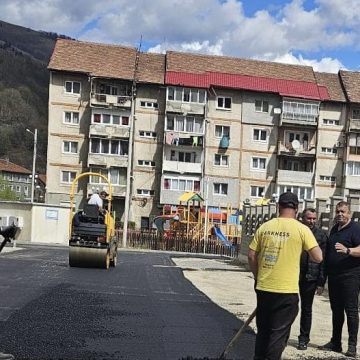 S-au reluat lucrările din programul de asfaltări a unor parcări și drumuri din orașul Uricani