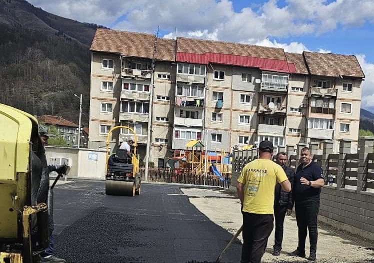 S-au reluat lucrările din programul de asfaltări a unor parcări și drumuri din orașul Uricani