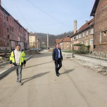 Pe străzile Vîscoza, Plopilor și Gorunului din Lupeni, lucrările de modernizare avansează în ritm alert