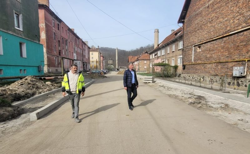 Pe străzile Vîscoza, Plopilor și Gorunului din Lupeni, lucrările de modernizare avansează în ritm alert