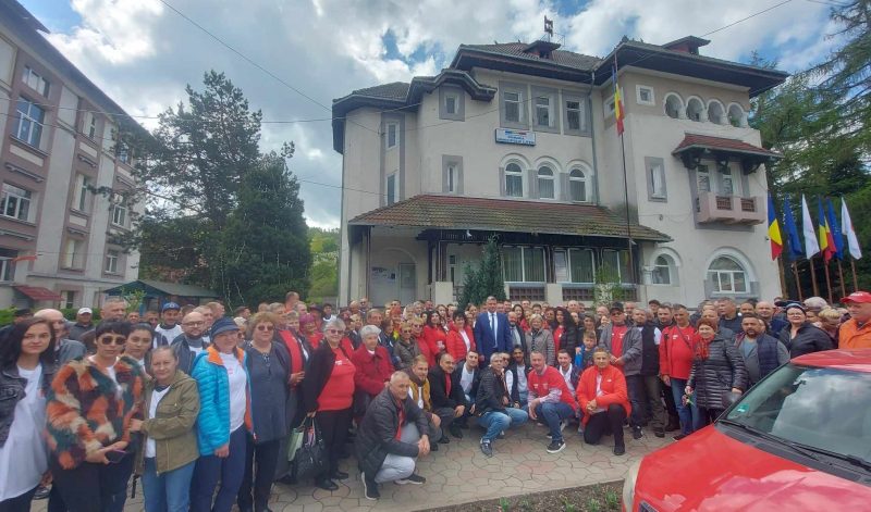 Sute de oameni l-au însoțit pe Lucian Resmeriță la depunerea candidaturii pentru un nou mandat de primar al municipiului Lupeni