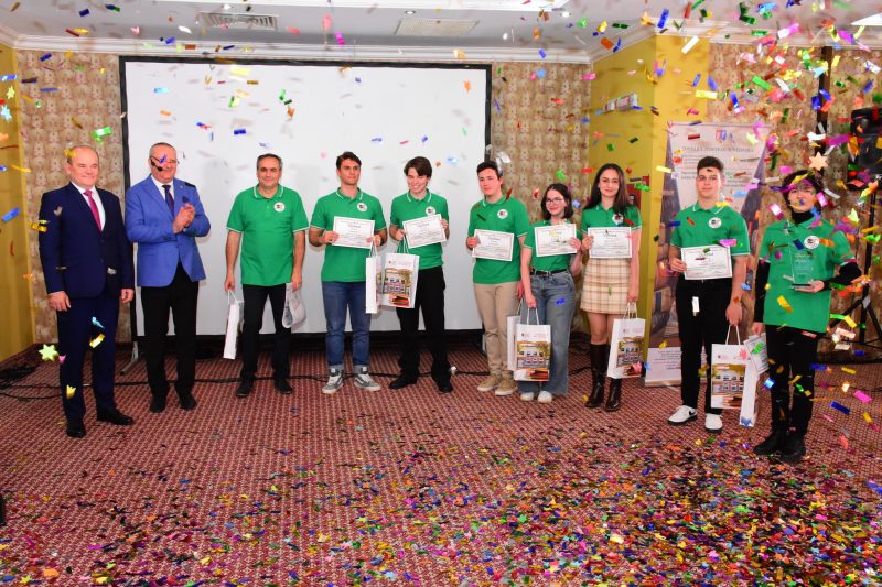Trofeul ediției a X-a a concursului de cultură generală ”Citești și câștigi!” a fost câștigat de liceenii de la Colegiul Național „Iancu de Hunedoara” din Hunedoara