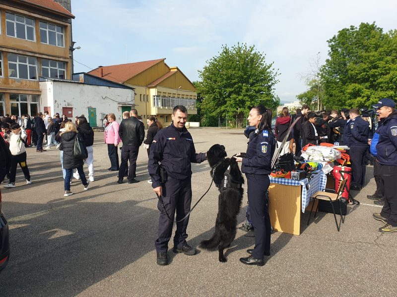 Amplă campanie de informare și promovare a profesiei desfășurată de jandarmii hunedoreni în liceele din județ