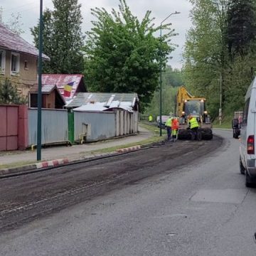 La Petrila au început lucrările de asfaltare a principalei artere rutiere