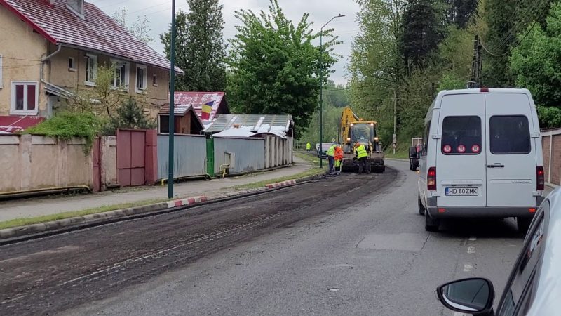 La Petrila au început lucrările de asfaltare a principalei artere rutiere