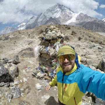 Alpinistul petroșenean Adrian Ahrițculesei a ajuns în tabăra de bază ”Everest Camp” din Himalaya