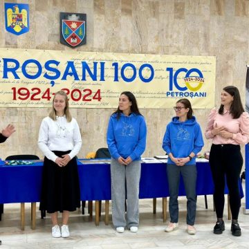 Caravana ”Acasă regăsit” a ajuns și la Petroșani, dăruind șansa unor copii care au părinți plecați în străinătate să se regăsească de sărbători