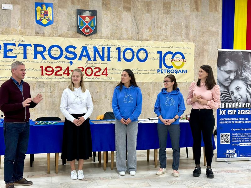 Caravana ”Acasă regăsit” a ajuns și la Petroșani, dăruind șansa unor copii care au părinți plecați în străinătate să se regăsească de sărbători