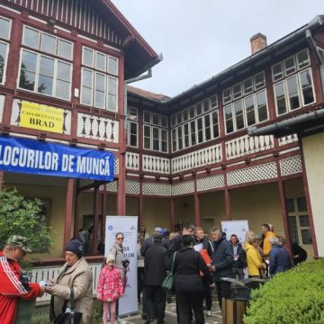 Aproape 100 de persoane au fost selectate pentru angajare la Bursa Locurilor de Muncă de la Brad
