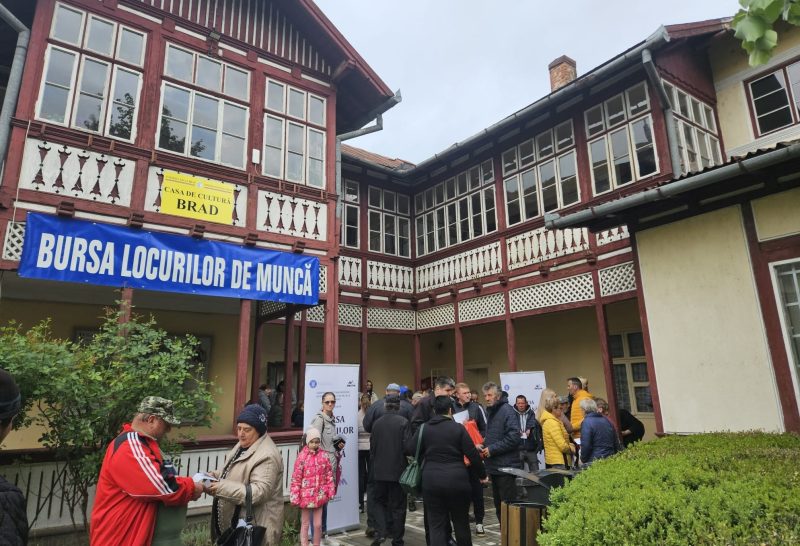 Aproape 100 de persoane au fost selectate pentru angajare la Bursa Locurilor de Muncă de la Brad