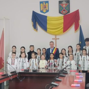 Felicitări publice din partea primarului Petroșaniului pentru performanța artistică a ”Glasurilor de argint”