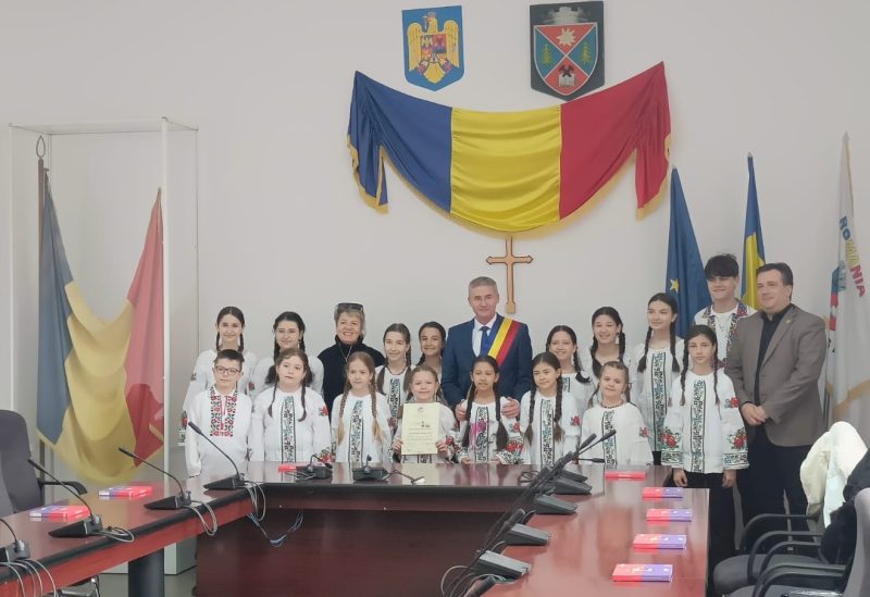 Felicitări publice din partea primarului Petroșaniului pentru performanța artistică a ”Glasurilor de argint”