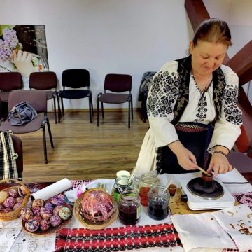 „Ateliere creative de Paști” ale meșterilor populari hunedoreni la Muzeului Satului Bănățean