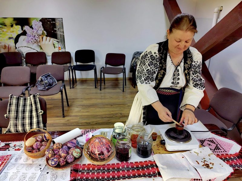 „Ateliere creative de Paști” ale meșterilor populari hunedoreni la Muzeului Satului Bănățean
