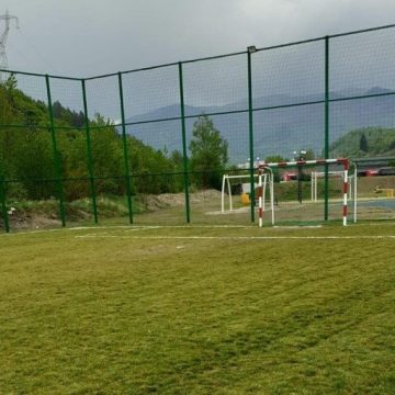 Teren de sport nou-nouț pentru copiii din cartierul Crividia al municipiului Vulcan