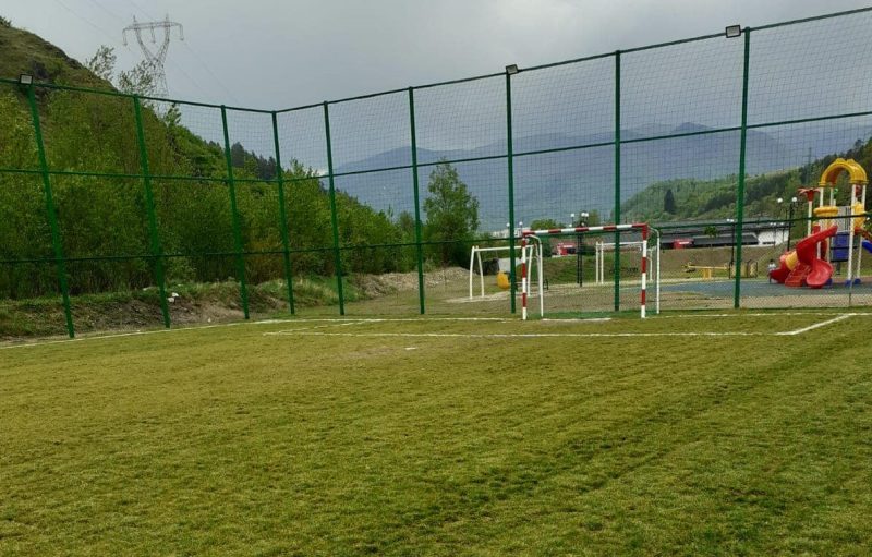 Teren de sport nou-nouț pentru copiii din cartierul Crividia al municipiului Vulcan