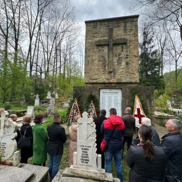 Curg încă lacrimi pe Valea Plângerii în amintirea eroilor mineri căzuți în Mina Aurelia de la Lupeni