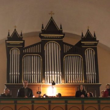 Orga bisericii romano-catolice “Sfânta Varvara” a răsunat din nou, cu ocazia Vigiliei Pascale de la Petroșani