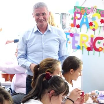 Pregătiri pentru Paște la Casa Pollicino din Petroșani, cu primarul Tiberiu Iacob Ridzi printre voluntari