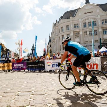 Sute de iubitori ai pedalării, înscriși la cea de-a III-a ediție a Poli Bike Challenge