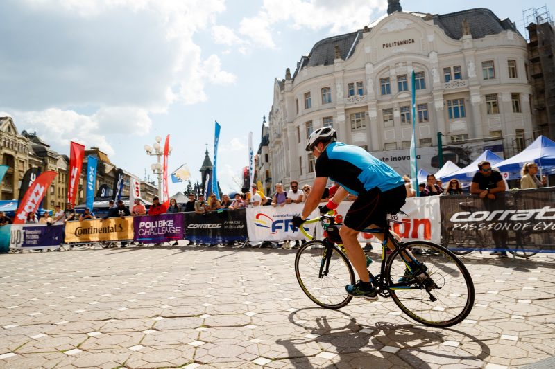 Sute de iubitori ai pedalării, înscriși la cea de-a III-a ediție a Poli Bike Challenge