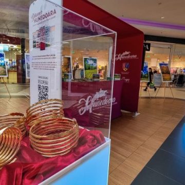Reproduceri de kosoni și brățări dacice, în expoziția ”Sarmizegetusa Regia-Trecutul la timpul prezent” de la Deva Shopping City