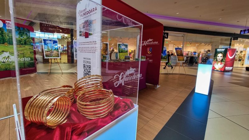 Reproduceri de kosoni și brățări dacice, în expoziția ”Sarmizegetusa Regia-Trecutul la timpul prezent” de la Deva Shopping City