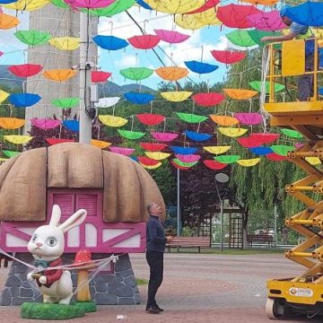 O nouă idee de creativitate urbană pusă în practică în cel mai frumos parc din Lupeni: umbreluțe colorate iluminate