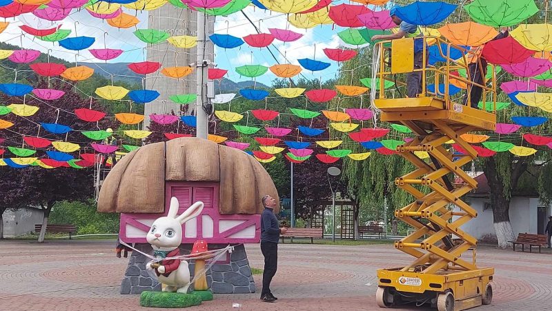 O nouă idee de creativitate urbană pusă în practică în cel mai frumos parc din Lupeni: umbreluțe colorate iluminate