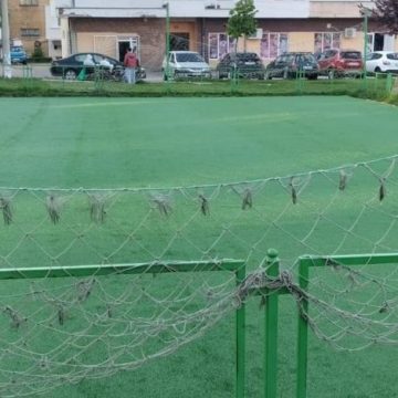 La Vulcan se construiește încă un teren de sport cu gazon sintetic, în Parcul Octogon