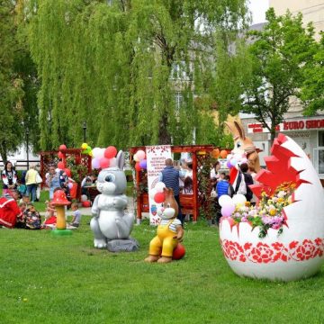 Pregătiri pentru sărbătorile de Paște, sub emblema Crucii Roșii, la Vulcan