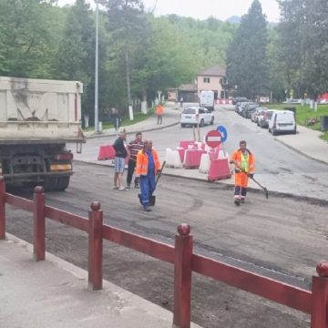 Au început, la Vulcan, asfaltările din proiectul ”Green Line Valea Jiului”
