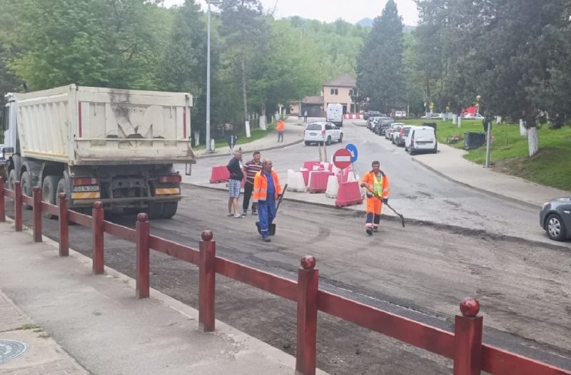Au început, la Vulcan, asfaltările din proiectul ”Green Line Valea Jiului”