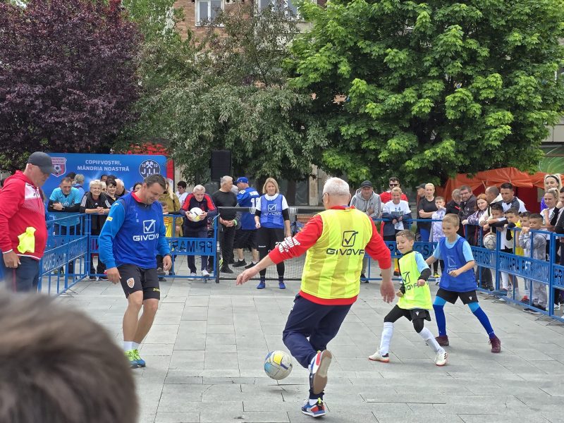 Fotbal în familie, de ”Ziua Tatălui” la Petroșani