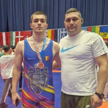 O nouă medalie pentru luptătorul petrilean Dennis Lukacs