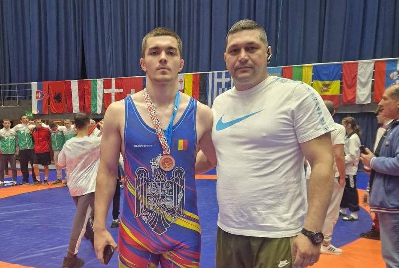 O nouă medalie pentru luptătorul petrilean Dennis Lukacs