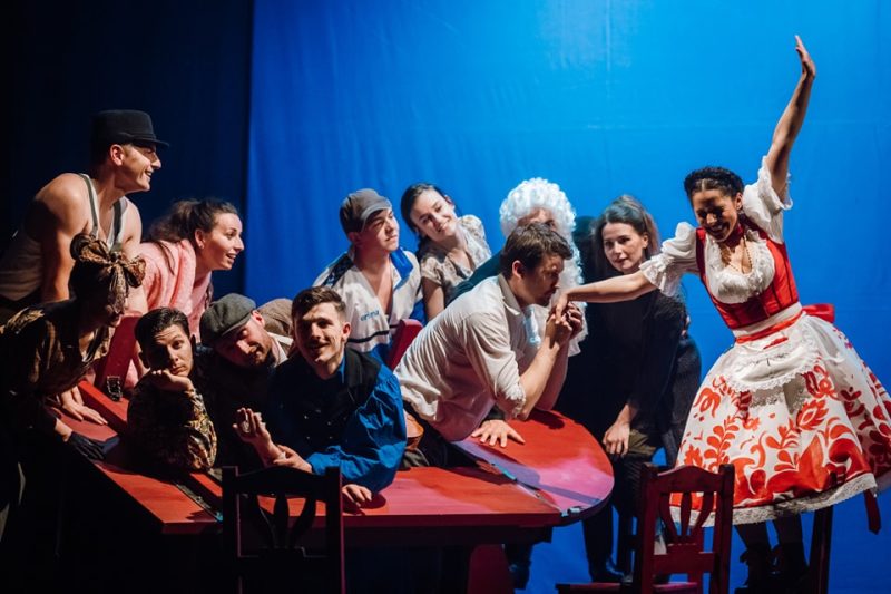 Spectacol de dansuri populare maghiare, într-o epopee comică după Petöfi Sándor, pe scena teatrului din Petroșani