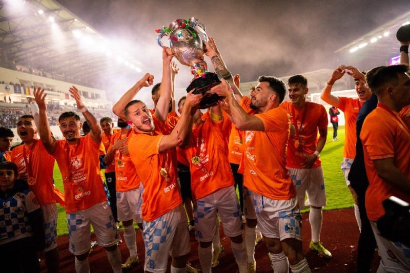 ”Cupa României” la fotbal este expusă în aceste zile la Hunedoara