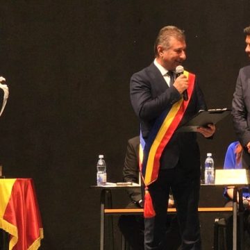 Ședință festivă a Consiliului local Hunedoara, cu ”Cupa României” și cuceritorii acesteia la loc de cinste