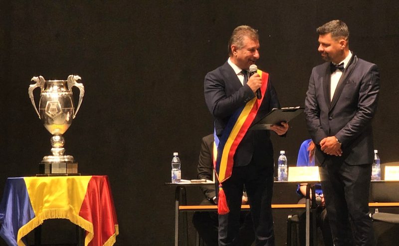 Ședință festivă a Consiliului local Hunedoara, cu ”Cupa României” și cuceritorii acesteia la loc de cinste