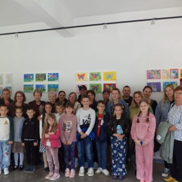 „Fantezie și culoare” pe simezele Galeriei de artă ”Iosif Tellmann” din Lupeni