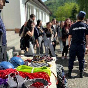 Elevi hunedoreni față în față cu jandarmii, la Centrul de agrement de la Costești