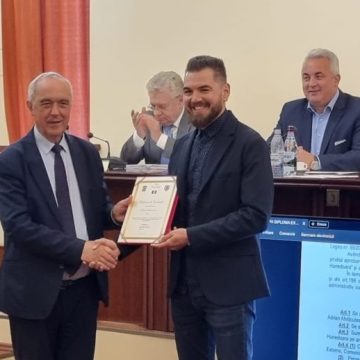 Alpinistul Adrian Ahrițculesei, premiat în ședința de plen a Consiliului județean Hunedoara